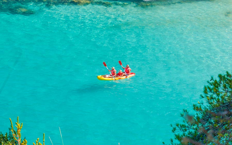 familia-con-kayaks-en-Menorca