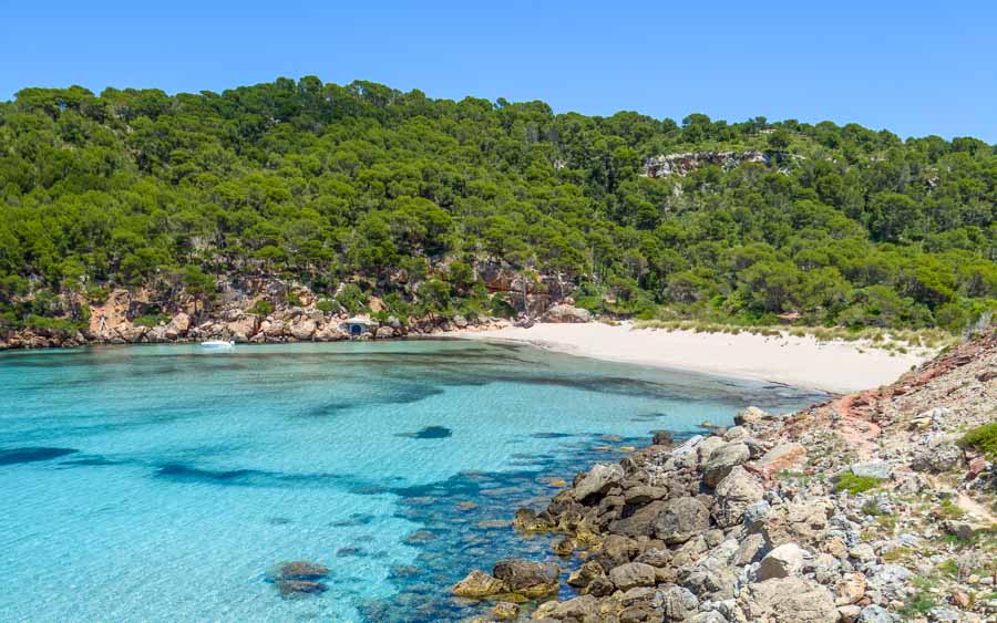 playa-cala-algaiarens-una-de-las-mejores-playas-del-norte-de-Menorca