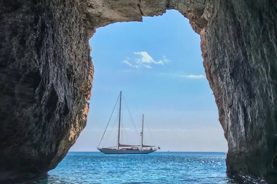 Ruta en kayak por cuevas marinas en Es Canutells, Menorca