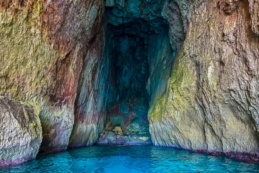 Interior de la Cueva La Catedral con agua turquesa en la ruta de kayak de Es Canutells, Menorca